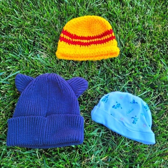 🤸‍♀️3 for 12🤸‍♂️ BUNDLE Three Toddler Knit Hats - Picture 1 of 5
